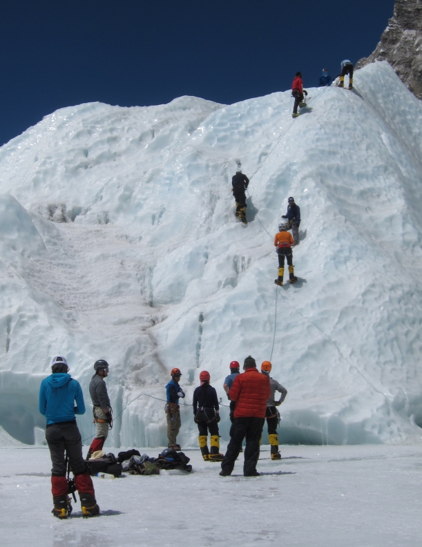 Fixed line training session for the IMG hybrid team climbers on the Khumbu glacier.